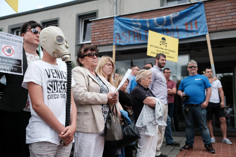 Tak przebiegał protest przed urzędem gminy w Dopiewie, który odbył się w lipcu 2017 roku.