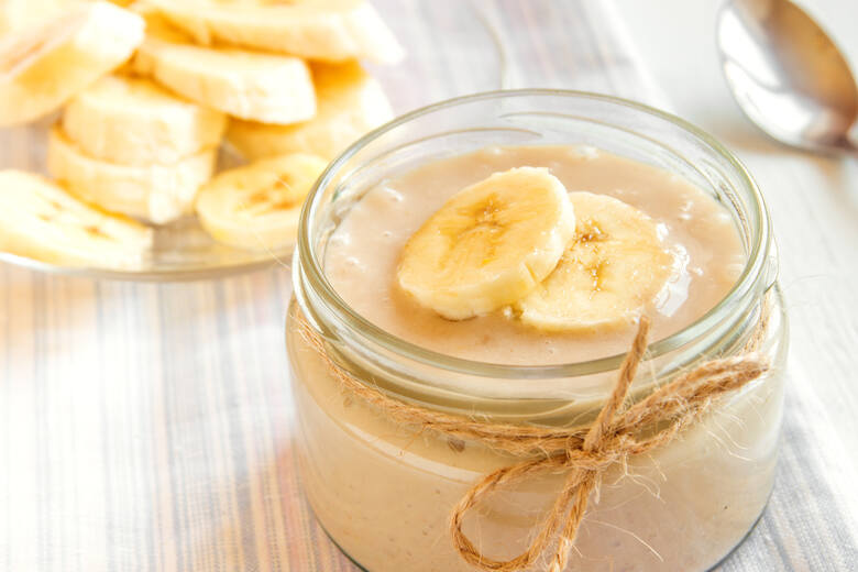 Syrop z bananów bardziej przypomina pyszny deser niż leczniczą miksturę.