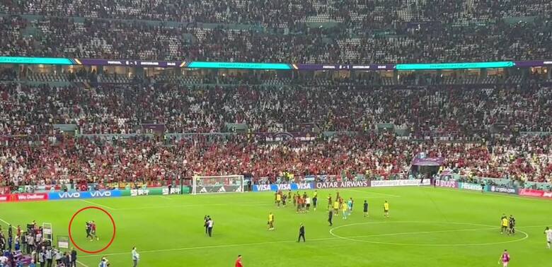 Cristiano Ronaldo zaznaczony czerwonym kółkiem na boisku stadionu Lusail Iconic po rozgromieniu Szwajcarii przez Portugalię. Partnerzy z „Selecao” świętują