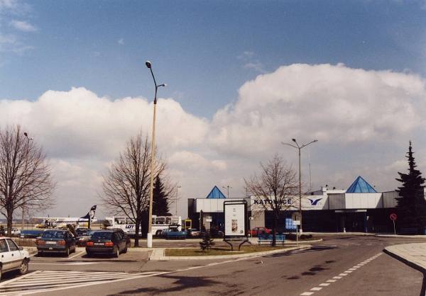 W 1991 roku powstało Górnośląskie Towarzystwo Lotnicze S.A. i po blisko 2 latach wznowione zostały loty (2 lipca 1992). Jednymi z pierwszych celów samolotów startujących w Pyrzowicach były Warszawa i po prawie 54 latach przerwy pierwsze połączenia zagraniczne do Frankfurt nad Menem. 