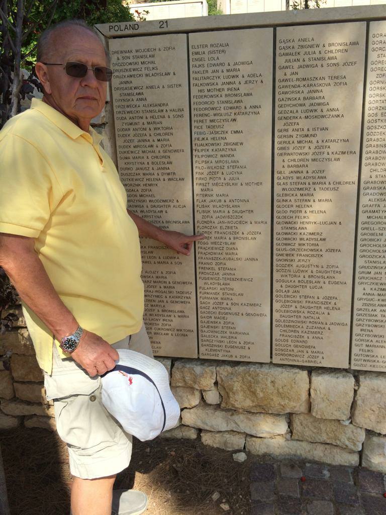 Ściana Honoru w Ogrodzie Sprawiedliwych w Jerozolimie. Nz. Mark Reich, syn ocalonego Mariana Reicha.