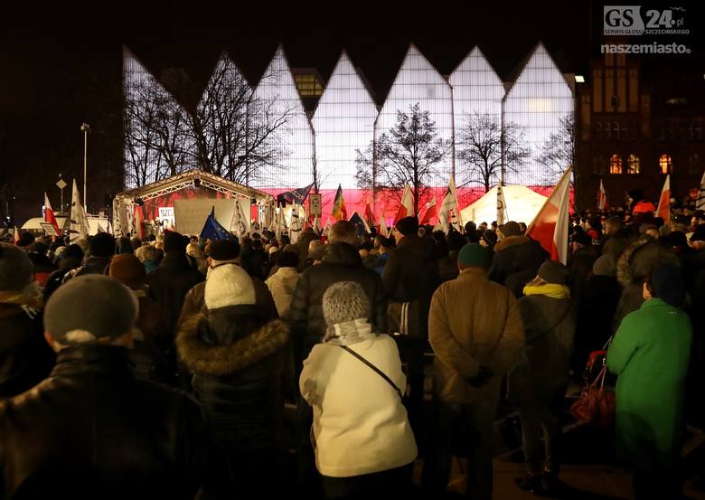 Pierwszy strajk obywateli na placu Solidarności w Szczecinie