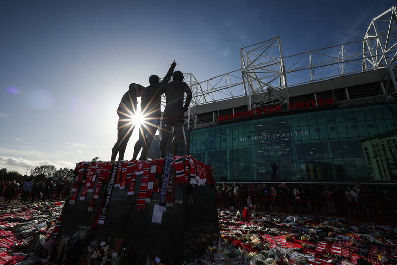 Pomnik przed stadionem Old Trafford, którego jedną z postaci jest Sir Charlton w ostatnich dniach