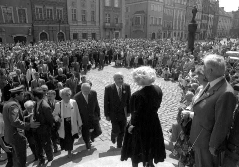 W 1990 roku wszyscy poznańscy radni byli debiutantami, z pasją i determinacją tworzyli samorząd oraz zmieniali miasto, ucząc się na własnych błędach 
