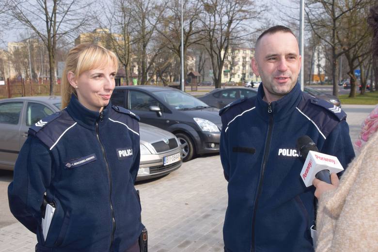 Ewa Broniszewska i Ireneusz Konopacki, policjanci z białostockiej drogówki cieszą się, że mogli pomóc. Czują z tego powodu ogromną satysfakcję <br /> 
