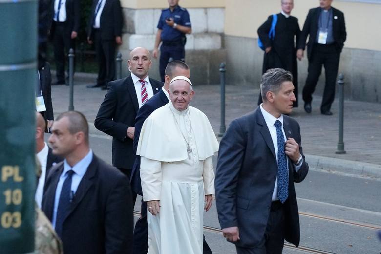 Franciszek w "oknie papieskim": okrucieństwo nie skończyło się na Auschwitz [ZDJĘCIA]