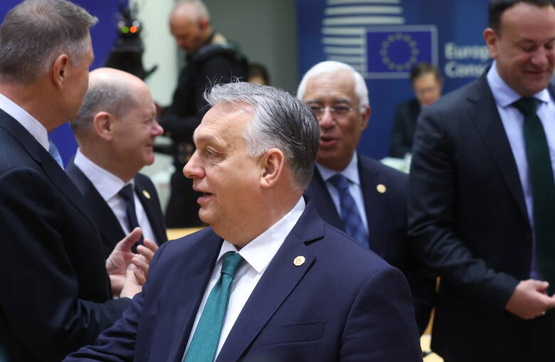 Unijni przywódcy (w tym premier Węgier Viktor Orban) znaleźli porozumienie ws. pakietu pomocy dla Ukrainy.