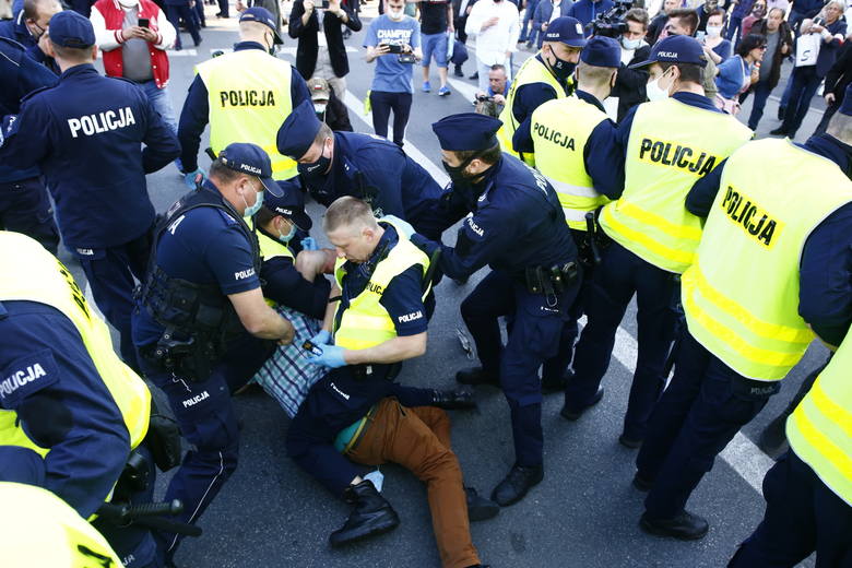 Strajk przedsiębiorców w Warszawie 8 maja [zdjęcia] Manifestanci otoczeni przez policję. Paweł Tanajno: Nie dajcie się wystraszyć mandatami