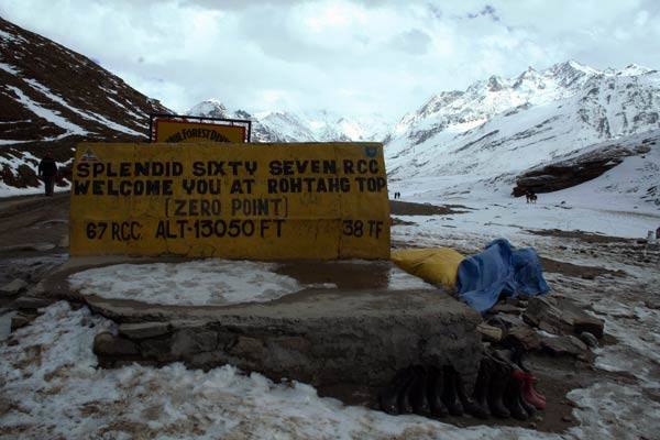 Podróz po Indiach<br /> Przelecz Rohtang na wysokości 3978 m n.p.m. Za nią zaczynają sie prawdziwe Himalaje.