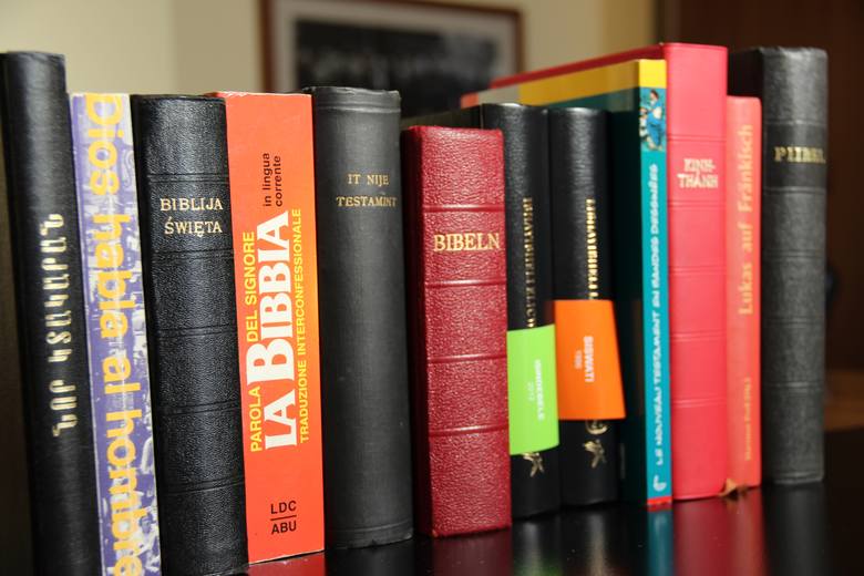 Gabriel Tobor zebrał w swoim życiu ponad 200 egzemplarzy Pisma Świętego. Jesienią do kolekcji dołączy jego własny przekład Biblii