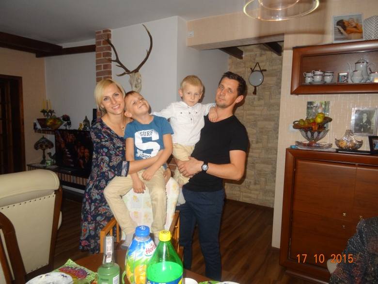 Justyna Malinowska z czteroletnim Tymonem, mężem Krystianem i starszym synem Igorem