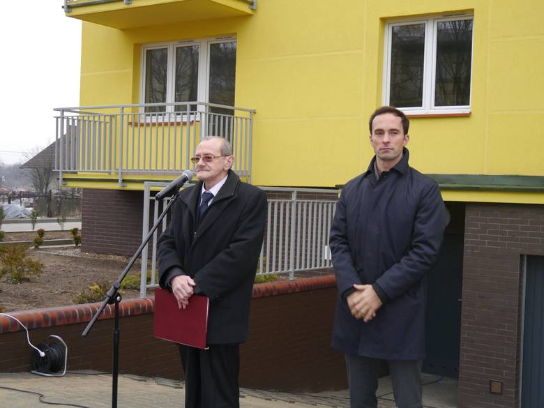 Prezes RTBS Lech Szalkowski i burmistrz Rypina Paweł Grzybowski podczas oddania nowego bloku przy ul. Mławskiej.