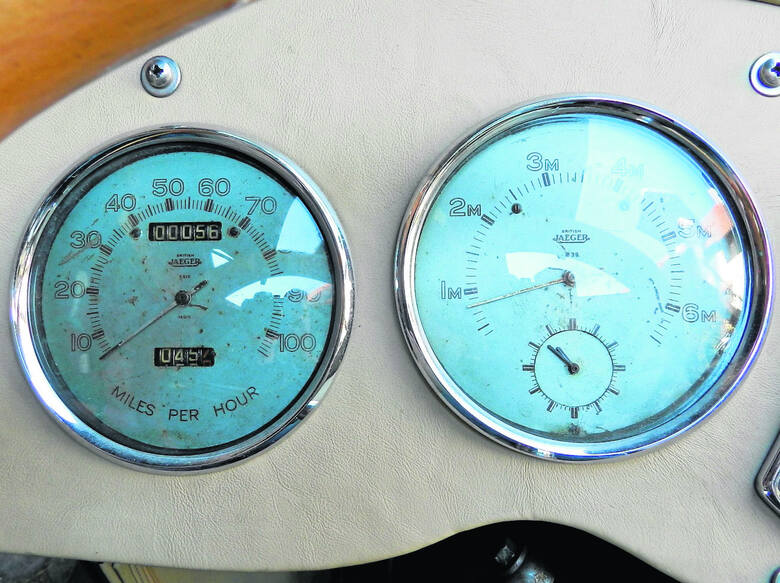 Tablica przyrządów: szybkościomierz, obrotomierz, mały zegarek. I nic więcej.Fot: Marek Ponikowski