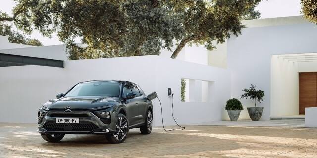 Citroën powraca do segmentu D z innowacyjnym modelem – połączeniem sedana, kombi i SUV-a. To model C5 X. Ciekawe, jak na taką kombinację zareaguje rynek