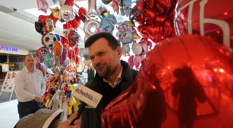 Mariusz walentynkowy prezent podaruje Nadii. To jego córka, która otrzyma od niego dwa duże balony w kształcie serc.