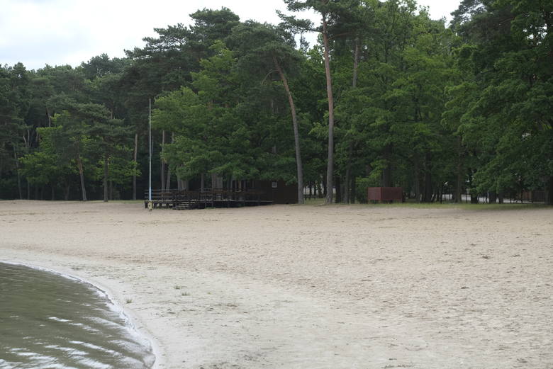 Wczoraj plaża w Kamionkach była pusta i wyjątkowo o tej porze roku cicha. To nie tylko wina niesprzyjającej pogody