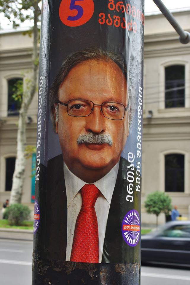 Plakat Grigola Waszadze, kandydata opozycji, który przegrał w II turze wyborów prezydenckich w Gruzji. 
