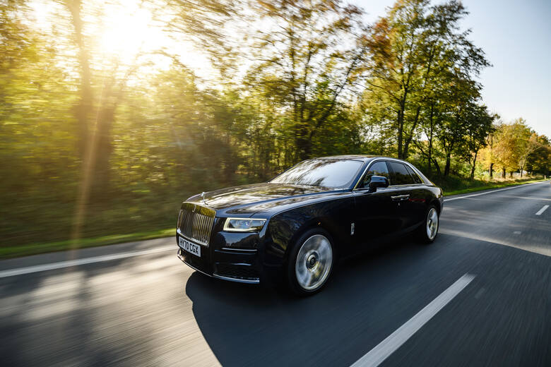 Rolls Royce Ghost IITrudno o bardziej dosadną interpretację motoryzacyjnego luksusu niż ta, którą od 114 lat proponuje Rolls Royce. Do jego królestwa
