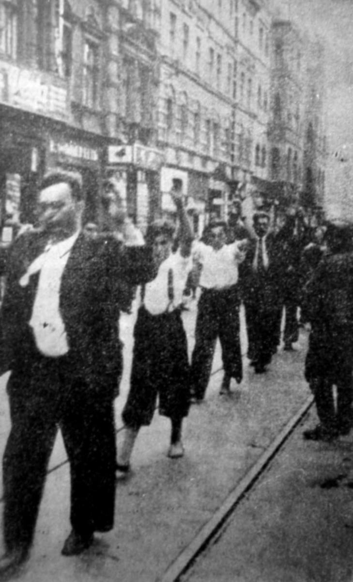 Ulica 3 Maja, 4 września 1939 roku. Dziś w miejscu dwóch kamienic w tle jest Galeria Katowicka.