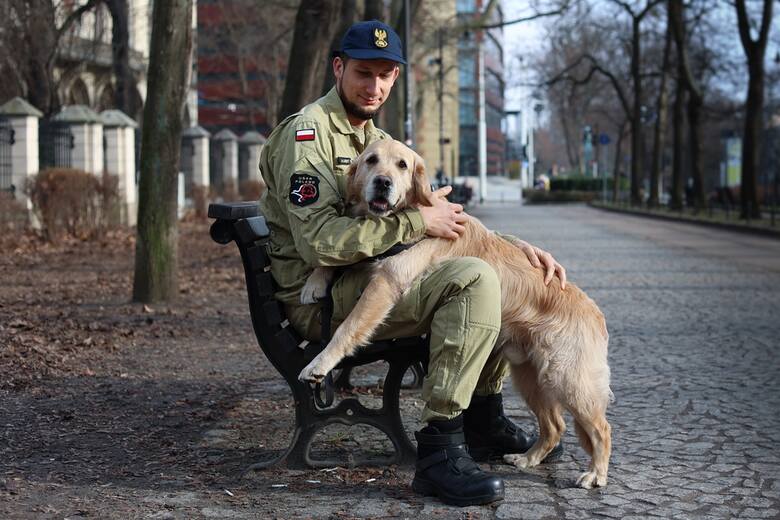 Kpt. Albert Kościński i jego pies ratowniczy Orion należą do USAR Poland (Urban Search and Rescue Poland) – elitarnej grupy poszukiwawczo-ratownicze