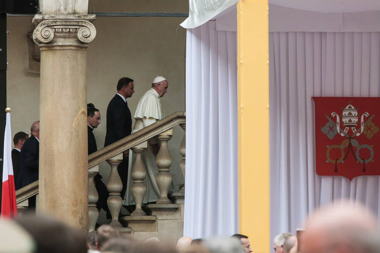 Papież Franciszek na Zamku Królewskim na Wawelu oficjalnie przywitał się polskimi władzami