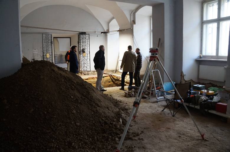 Przy okazji remontu Pałacu wykonano też wykopaliska archeologiczne
