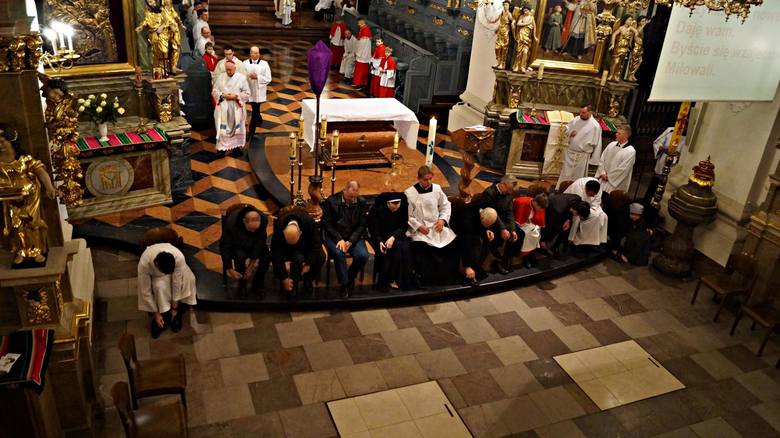 Diecezja łowicka: Kobiety po raz pierwszy wzięły udział w obrzędzie mycia nóg (Zdjęcia)