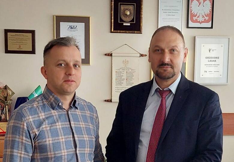 Grzegorz Lasak, dyrektor szpitala powiatowego w Busku-Zdroju oraz Marcin Czternastek, lekarz, który przeprowadził pierwszą w Busku operację przy użyciu