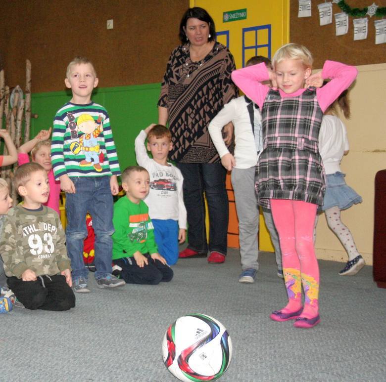 Wiele radości milusińskim z Niepublicznego Przedszkola „Promyczek” w Chojnicach sprawiła wizyta piłkarzy Chojniczanki, którzy wystąpili w roli pomocników św. Mikołaja.