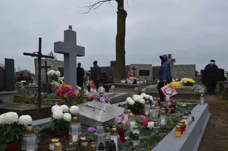 PTTK w Łowiczu szuka osób chętnych do kwestowania na rzecz ratowania zabytkowych grobów [ZDJĘCIA]