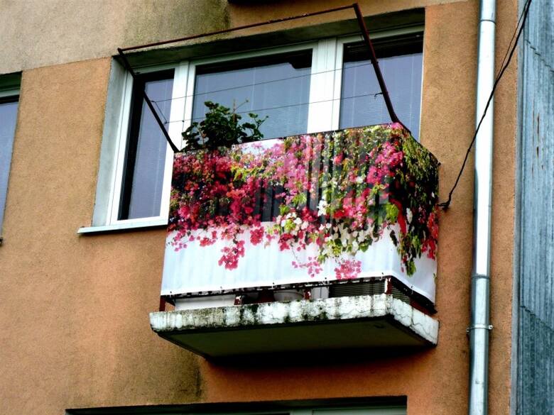 Osłona na balkon chroni  przed spojrzeniami sąsiadów i przechodniów.