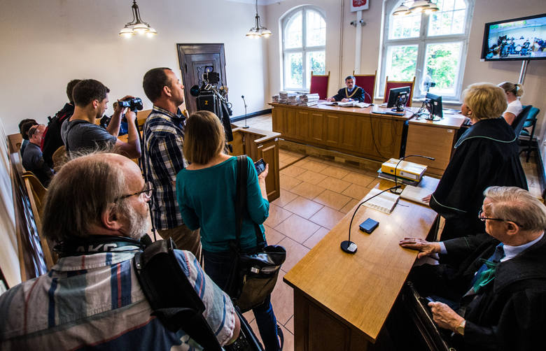 Sprawie o odszkodowanie od dwóch diecezji (wrocławskiej i bydgoskiej) dla ofiary księdza pedofila w Sądzie Okręgowym towarzyszyło zainteresowanie mediów.