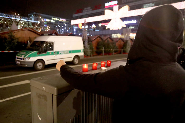 Ciężarówka na polskich numerach rejestracyjnych wypełniona 25 tonami elementów stalowych wjechała w tłum ludzi na jarmarku świątecznym w centralnej części Berlina.