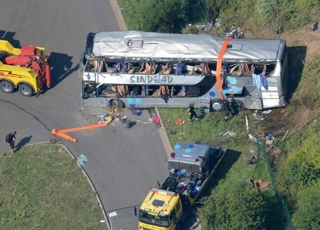 Polski autobus, którego kierowcami był Polak oraz obywatel Ukrainy, uderzył w tył ukraińskiego autokaru, przebijając barierkę zjechał na lewy pas ruchu