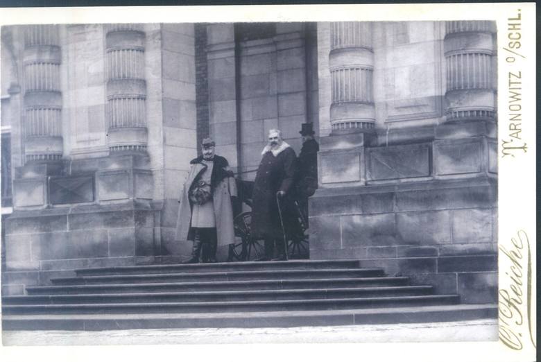 Cesarz Wilhelm II oraz Guido Henckel von Donnersmarck na schodach Małego Wersalu