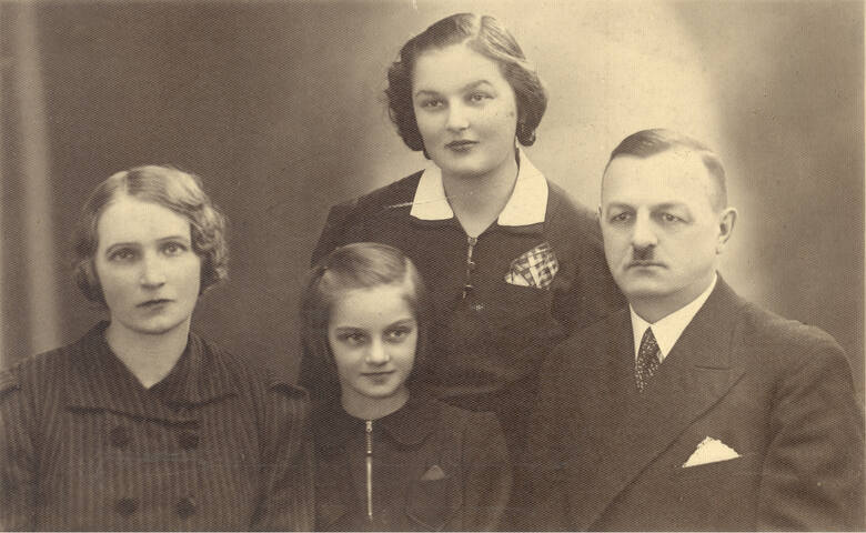 Helena i Ludwik Majchrzakowie z córkami. - Z ostatnich wakacji w Meczyszczu Hala wracała  do domu kilka tygodni - wspominała młodsza siostra Ludwika