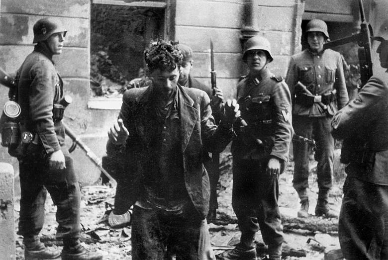 Powstańcy Żydowskiej Organizacji Bojowej zatrzymani w czasie pacyfikacji getta warszawskiego wiosną 1943 r.