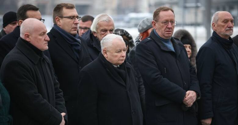 Prezes PiS Jarosław Kaczyński podczas obchodów miesięcznicy katastrofy smoleńskiej.