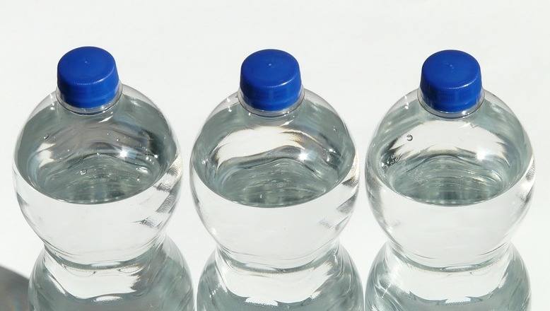 woda, plastikowe butelki, butelki PET, woda butelkowana