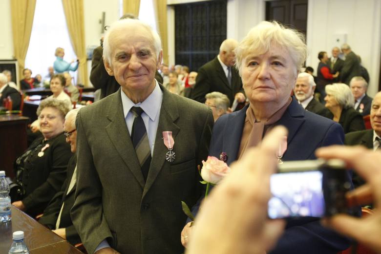 Dokładnie 63 łódzkie pary otrzymały w magistracie medale za co najmniej 50-letni staż małżeński. 
