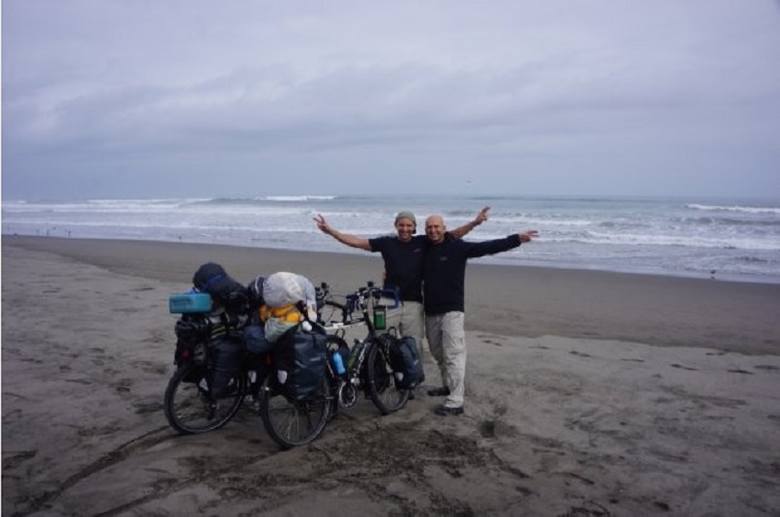 Hubert Kisiński i Dawid Andres - plaża Pacyfiku niedaleko miasteczka Canama, początek wyprawy "Rowerem po Amazonce".