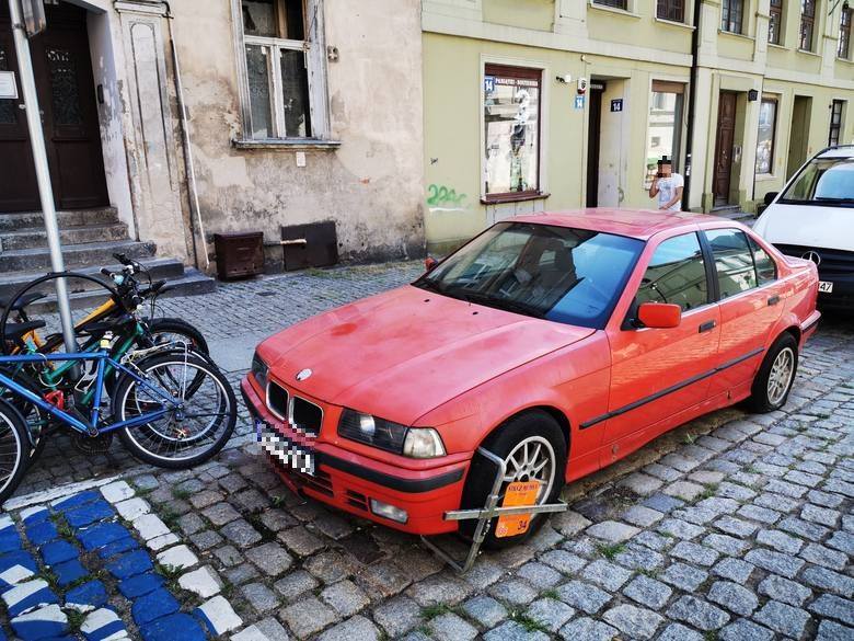 Porzucone auta na starówce w Toruniu! Dlaczego Straż