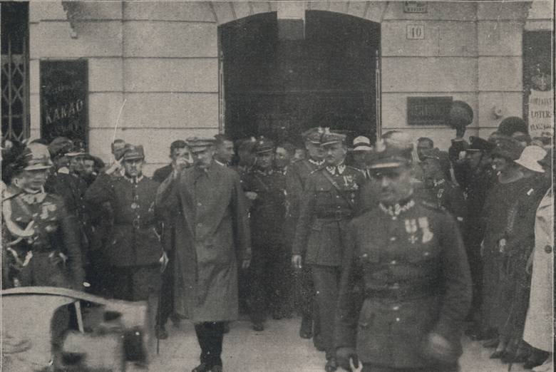 Piłsudski wychodzi z Victorii na odczyt do kina Corso, 1924 r. <br /> 