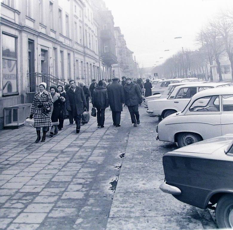 W lutym 1974r. Na al. Wojska Polskiego było już po zimie zima widać odeszła