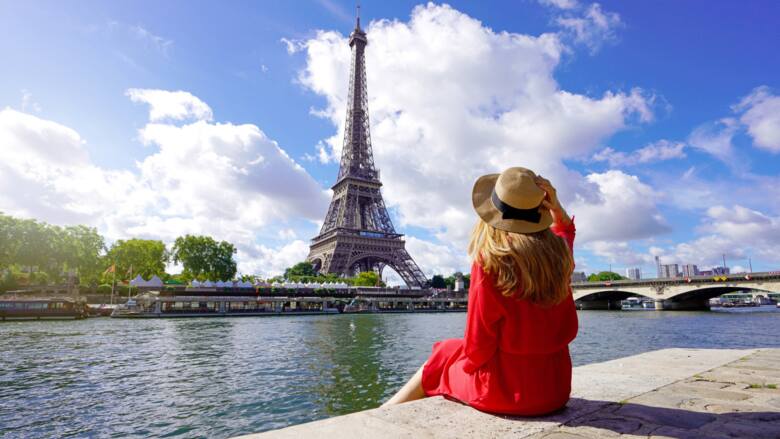 Turystka podziwiająca Wieżę Eiffla w Paryżu