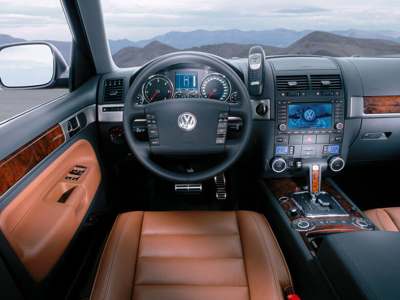 Volkswagen Touareg 2002 - 2007 Nie każdy, kto interesuje się dużymi, luksusowymi SUV-ami będzie przekonany, że Touareg może konkurować z podobnej wielkości