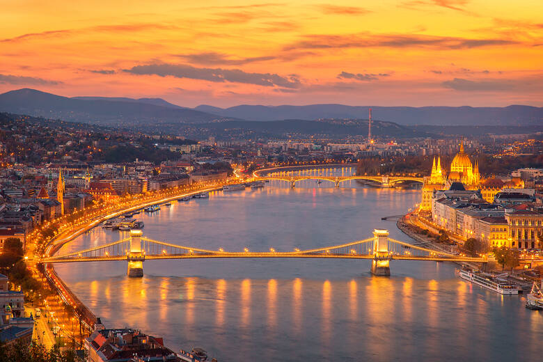 Oświetlony Budapeszt o zachodzie słońca