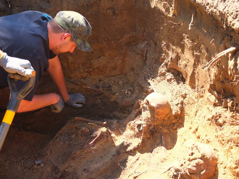 Przedstawiciele Pracowni Badań Historycznych i Archeologicznych Pomost z Poznania zbadali dokładnie dwie mogiły. Znaleźli nie tylko kości, ale także pozostałości mundurów.