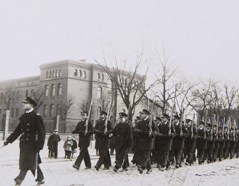 Wojskowi nadawali koloryt przedwojennemu Toruniowi. Tak maszerowali ulicami miasta marynarze ze szkoły oficerskiej w 1930 roku...