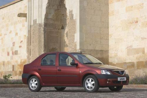 Fot. Renault: Sprawcą zamieszania na rynku jest Dacia Logan - taki duży i taki tani.